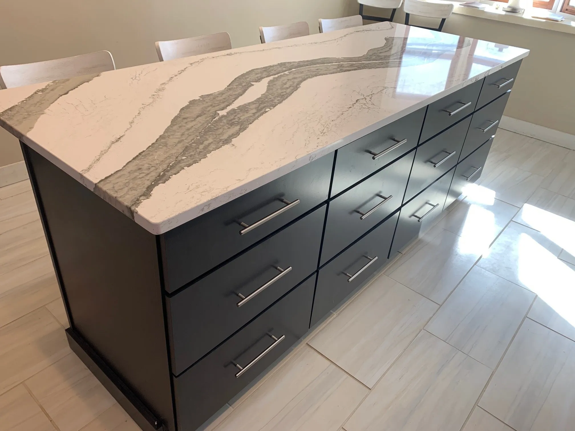 Island corner in dark blue with veined quartz top