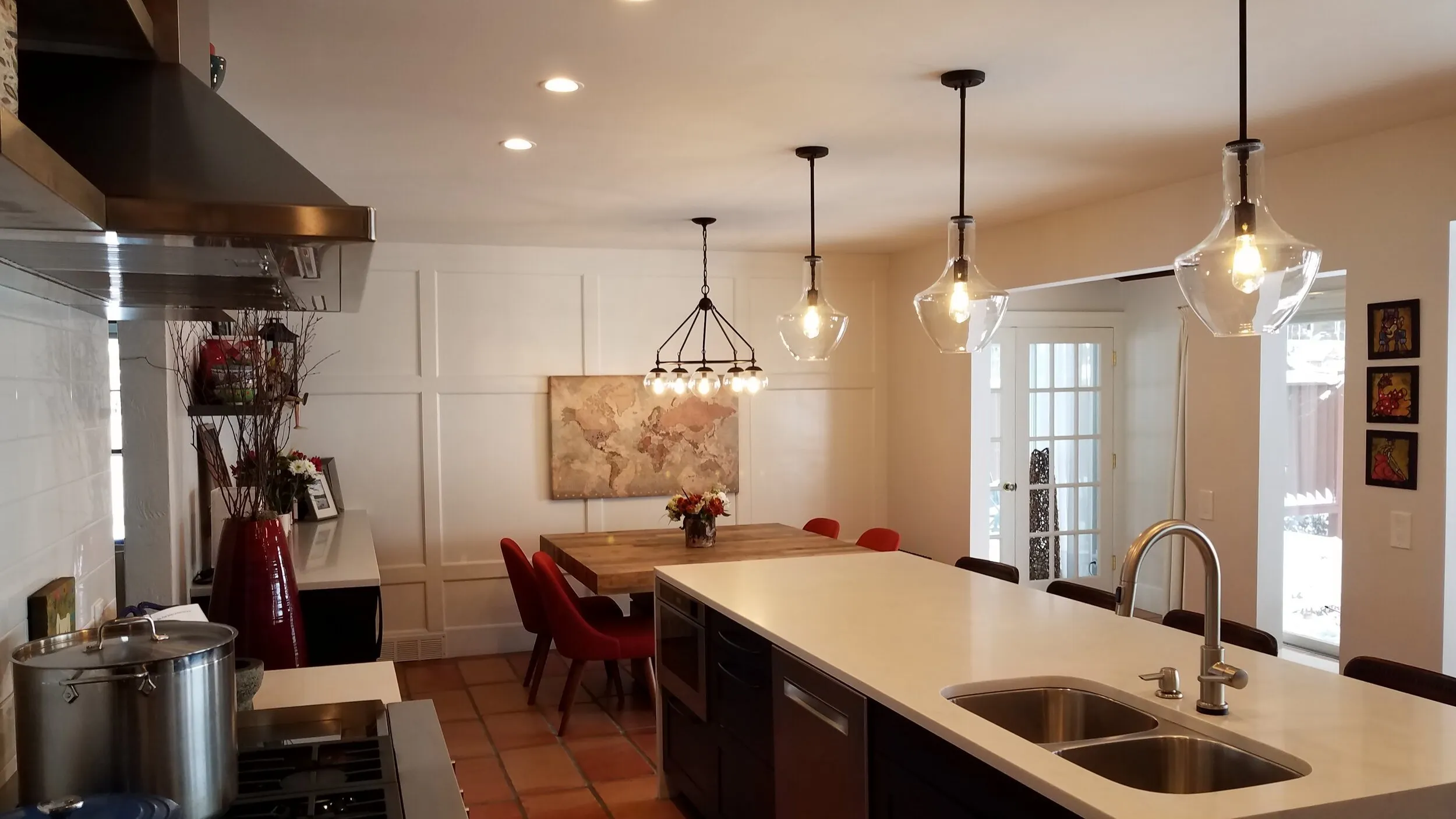 White quartz island facing the dining room