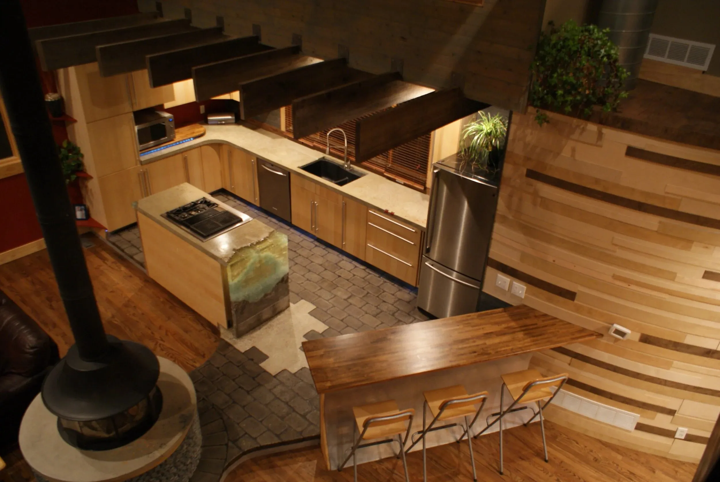 Kitchen in layered wood with curved cabinetry