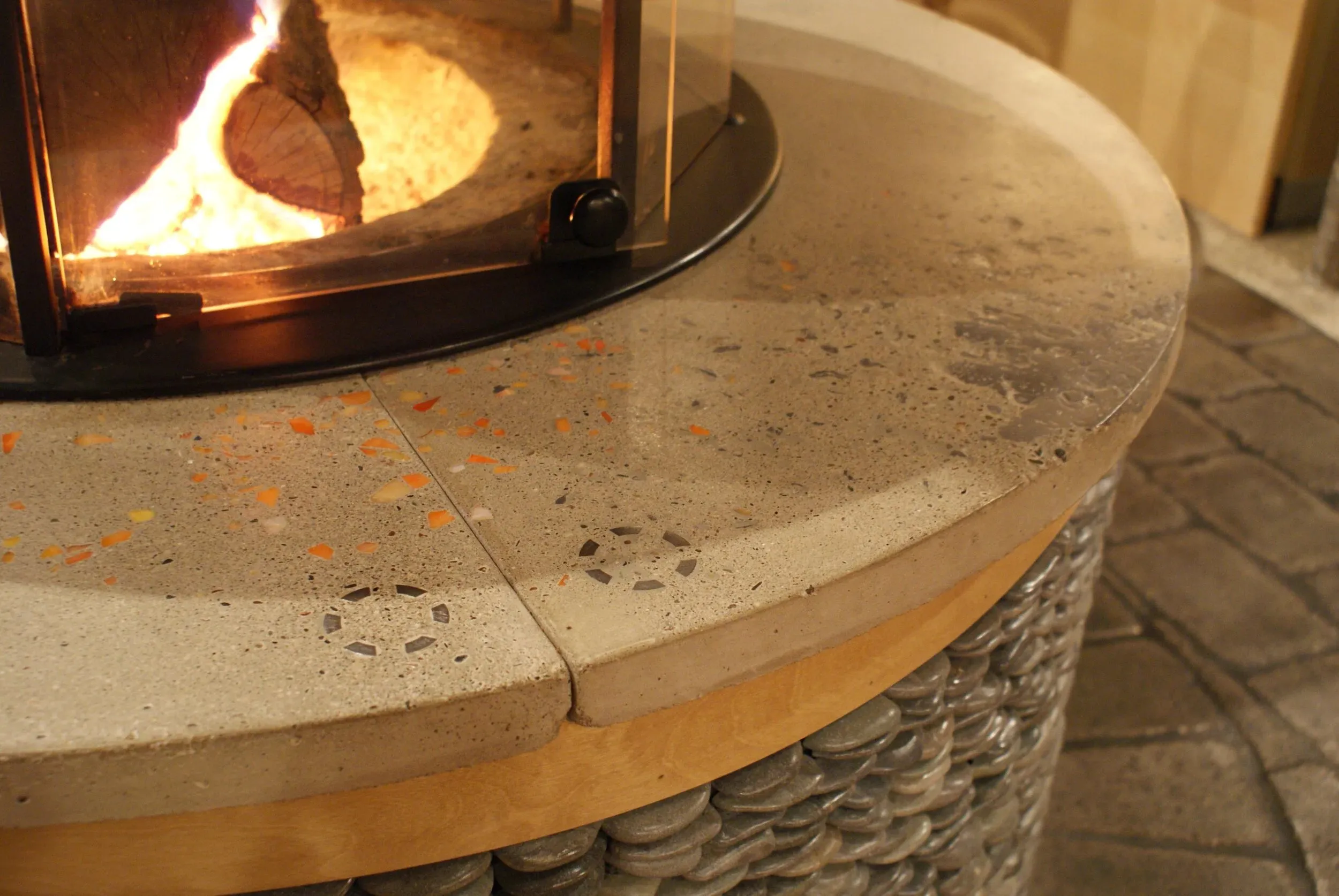 Suspended fireplace over a cast concrete ledge