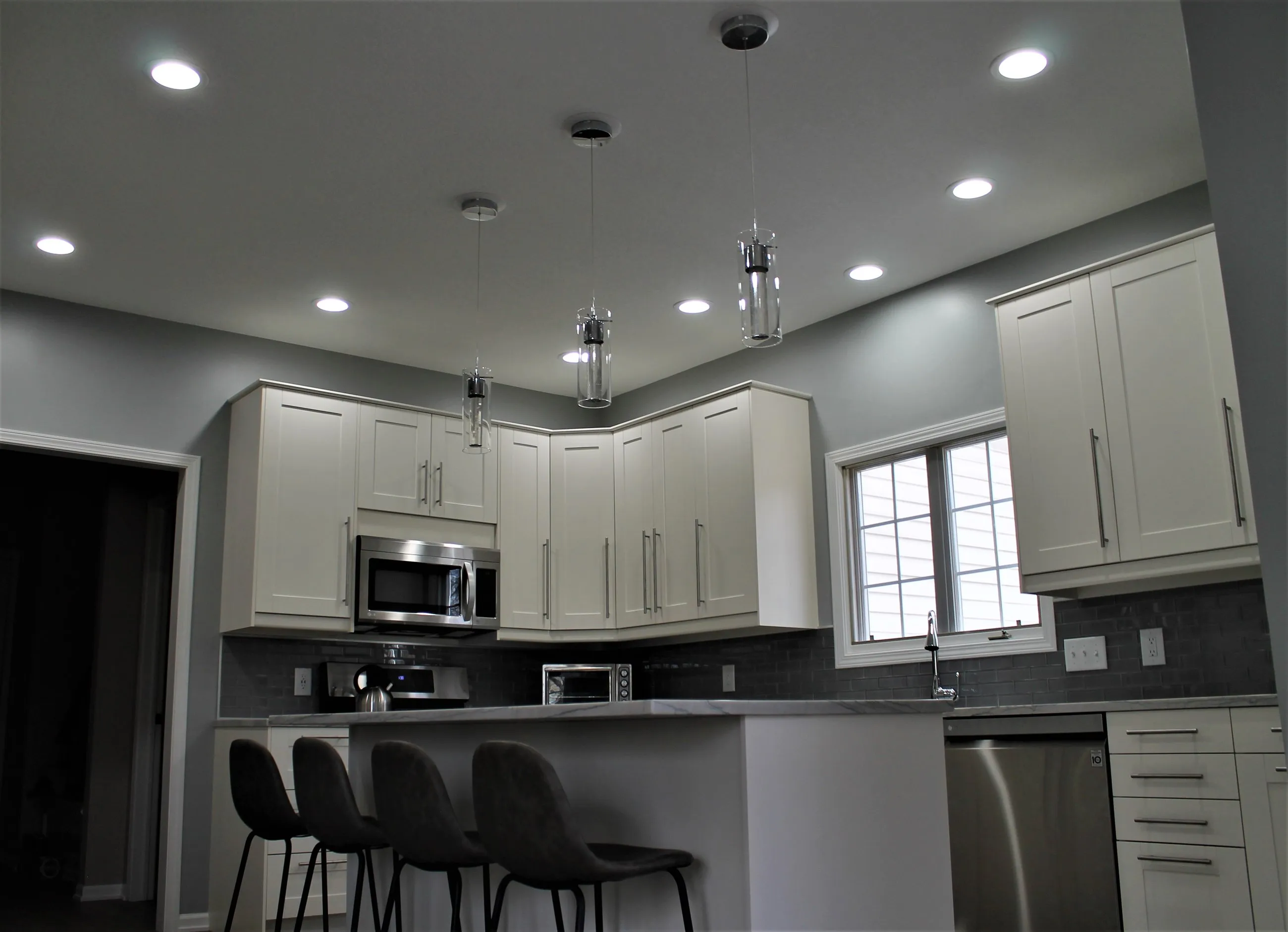 Pendant-lit island facing the white cabinetry