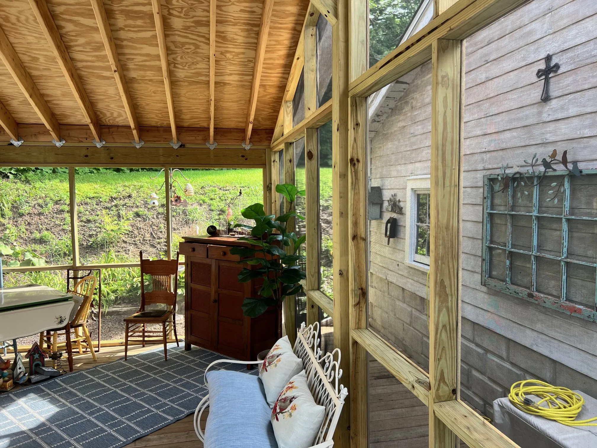 Screened wall corner with garden view